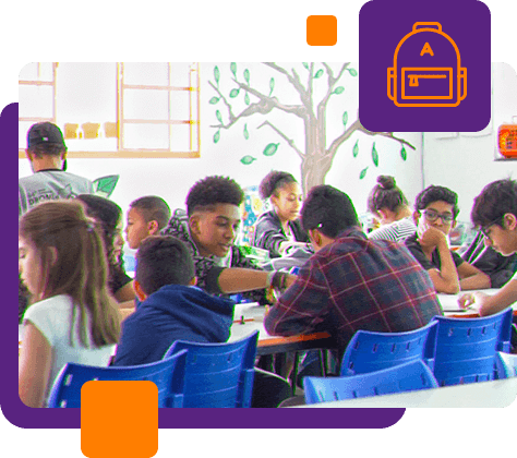 Menina vendo notebook com instrutor